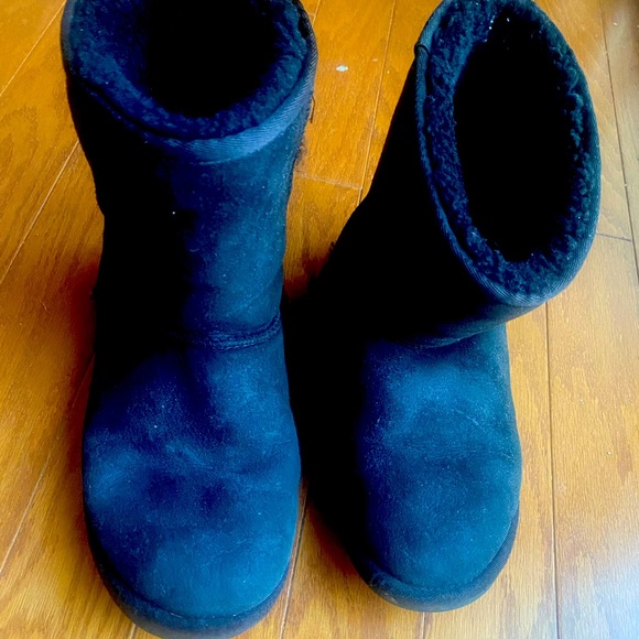 UGG Classic Short Boots in Black - Picture 1 of 3